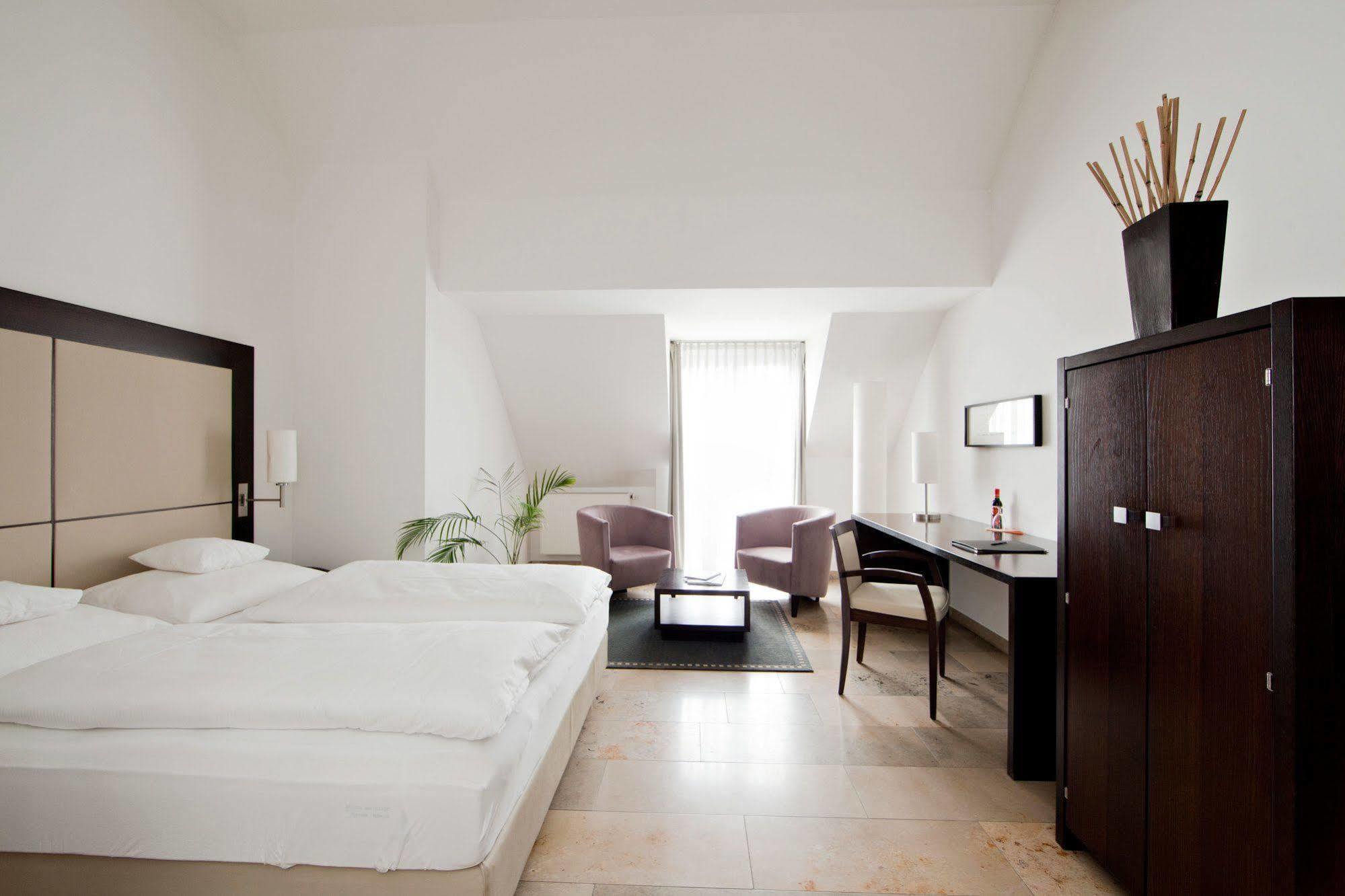 Burns Art Hotel Dusseldorf Room photo